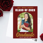 Maroon Gold Graduate Foto Modernes, kühner Abschlu Postkarte<br><div class="desc">Diese moderne,  maßgeschneiderte Ankündigung von Foto-Senior-Absolventen-Postcard mit Ihrem High School- oder Uni-Namen für die Klasse von 2025. Passen Sie mit Ihrem Namen unter dem schicken,  fett handgeschriebenen Skript und dem trendigen Bogen für eine großartige personalisierte Abschluss Postkarte an.</div>