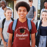Maroon Gold Graduate Personalisiert 2023 Abschluss T-Shirt<br><div class="desc">Dieser T - Shirt für Sonderschulabsolventen zeigt die klassische weiße Typografie Ihres High School- oder Uni-Namens für die Klasse von 2023. Passen Sie mit Ihrem geschlossen Jahr unter der schicken goldfarbenen handgeschriebenen Drehbuch und der schwarzen Graduiertenkappe für einen großen personalisierten Abschluss Tee für ein Party oder Sake für Ihre Schüler...</div>