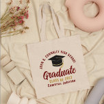 Maroon Gold Graduate Personalisiert 2023 Abschluss Tragetasche<br><div class="desc">Diese moderne Tasche mit Mond und Gold für den Sonderabsolventen enthält Ihren High School- oder Uni-Namen für die Klasse von 2023. Passen Sie mit Ihrem geschlossen Jahr unter der schicken handgeschriebenen Drehbuch und schwarzen Gradcap für eine große personalisierte Graduierungsparty Gunst Geschenk.</div>