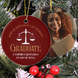 Maroon Gold Law School Abschluss Keepake Keramik Ornament<br><div class="desc">Dieser schicke Mönch und goldene Zollschule Abschluss Weihnachtsschmuck bietet klassische Typografie für eine Klasse von 2025 Absolvent. Stellen Sie sich mit Ihrem geschlossen Jahr unter den weißen Maßstäben der Gerechtigkeit für einen großen personalisierten Anwalt oder Anwalt Geschenk und ein Student Foto auf der Rückseite.</div>