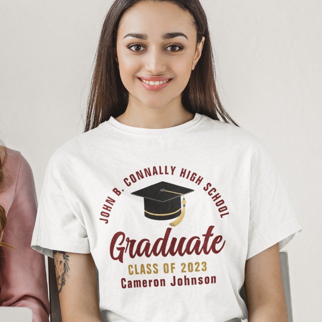 Maroon Gold Script Graduate Custom Abschluss T-Shirt (Von Creator hochgeladen)