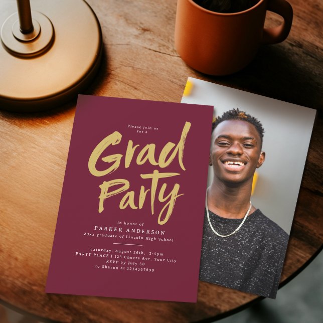 Maroon Gold Simple Modern Brush Script Grad Party Einladung (Maroon Gold Simple Modern Brush Script Grad Party Invitation)