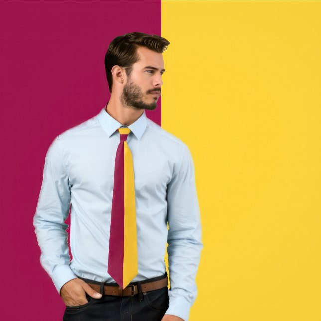 Maroon & Gold Split Color Krawatte (Man wears a Maroon & Gold Split Color Neck Tie.)