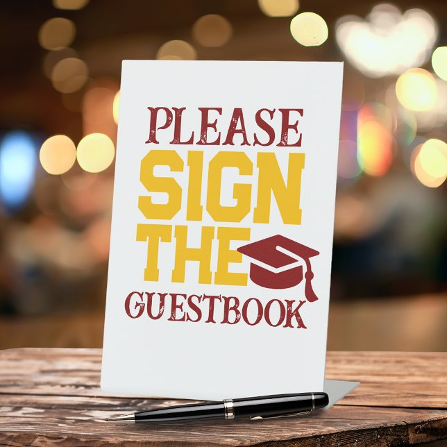 Maroon, Gold & White Guestbook Abschluss Table Sockelschild (Maroon and Gold Graduation Cap Please Sign the Guestbook Pedestal Table Sign)