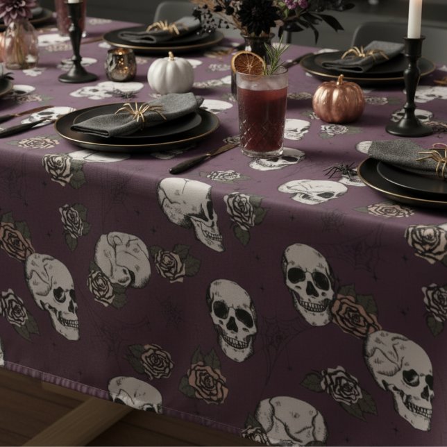 Maroon Gothic Skulls und Rose Halloween Tischdecke (Purple Goth Floral Skulls Halloween, Dia de los Muertos Tablecloth Gothic Skull, Rose Flower Pattern)