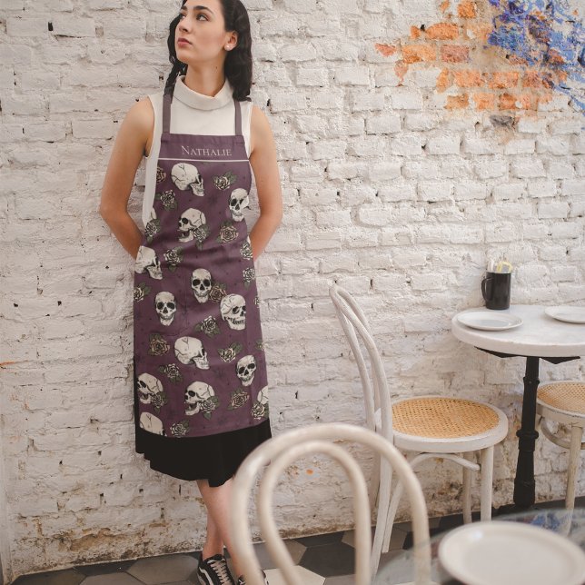 Maroon Gothic Skulls und Rose Individuelle Name Schürze (Gothic Skulls and Blush Pink Roses Halloween Apron in Maroon Purple with Custom Name.)