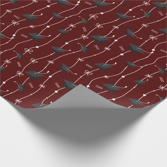 Maroon Graduation Caps und Ribbon Geschenkpapier (Ecke)
