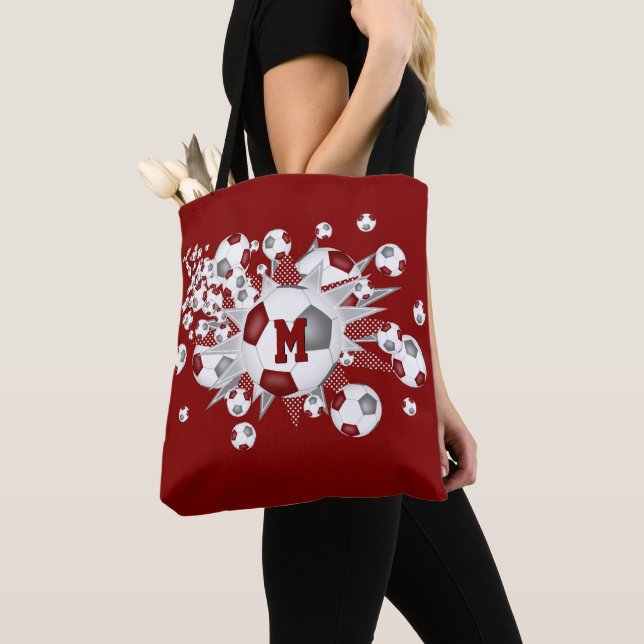 Maroon graue Fußballbälle Stars mit Monogramm (Von Nahem)