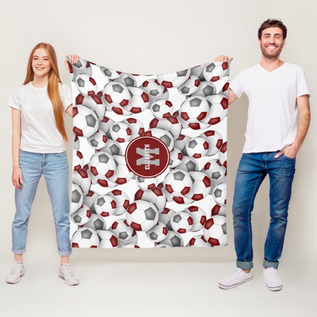 Maroon graue Mannschaftsfarben Fußbälle Muster Fleecedecke (Beispiel)