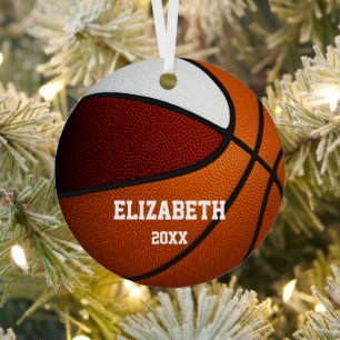 Maroon-Jungs mit weißen Mädchen halten Basketball Ornament Aus Metall