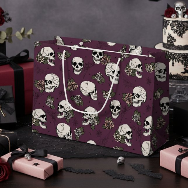 Maroon Lila Gothic Skulls und Rose Halloween Große Geschenktüte (Elegant Skull and Roses Gothic Halloween Gift Bags for Her. Gothic Chic Style. Floral Skulls Pattern)