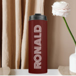 Maroon Modern Typografy Personalisiert Name Thermosbecher<br><div class="desc">Behalt warme und kalte Getränke mit diesem wärmen,  isolierten Wärmeleiter,  der eine Maronfarbe ist,  zusammen mit dem Namen,  der in weißer,  moderner Typografie gedruckt wird. Bearbeiten Sie Ihren Thermalwäscher und ersetzen Sie den Namen mit dem gewünschten Namen. Ideal für ein Geburtstagsgeschenk,  Hochzeitsgeschenk,  Trauzeuge,  etc.</div>