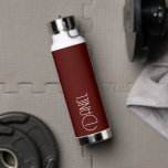 Maroon Modern Typografy Personalisiert Trinkflasche<br><div class="desc">Eine trendige, vakuumisolierte Wasserflasche mit personalisiertem Namen in Weiß, moderner Typografie auf maronfarbenem Hintergrund. Stellen Sie die Flasche nach Belieben ein, indem Sie den Namen bearbeiten und nach Belieben den Namen durch Ihren eigenen Namen ersetzen. Ideal für ein Geburtstagsgeschenk, Hochzeitsgeschenk, Trauzeuge, etc. Wählen Sie Ihre Wasserflasche. Wählen Sie Ihre Wasserflasche....</div>