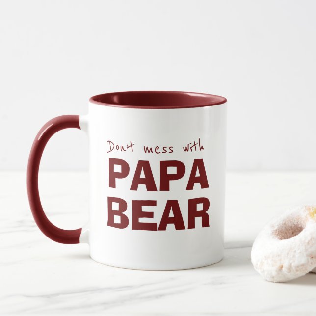 Maroon Papa Bear Vater Minimalistische Typografie  Tasse (Mit Donut)