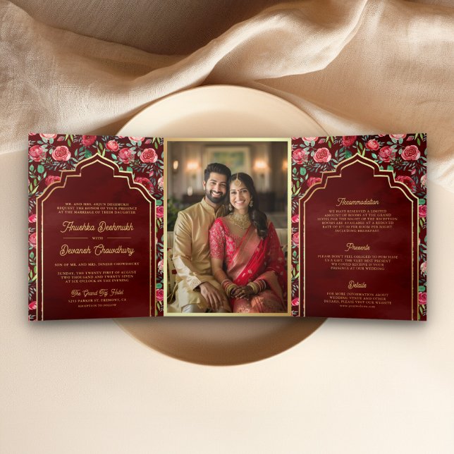 Maroon Rote Rosen Floral Gold Indian Wedding Dreifach Gefaltete Einladung (Von Creator hochgeladen)
