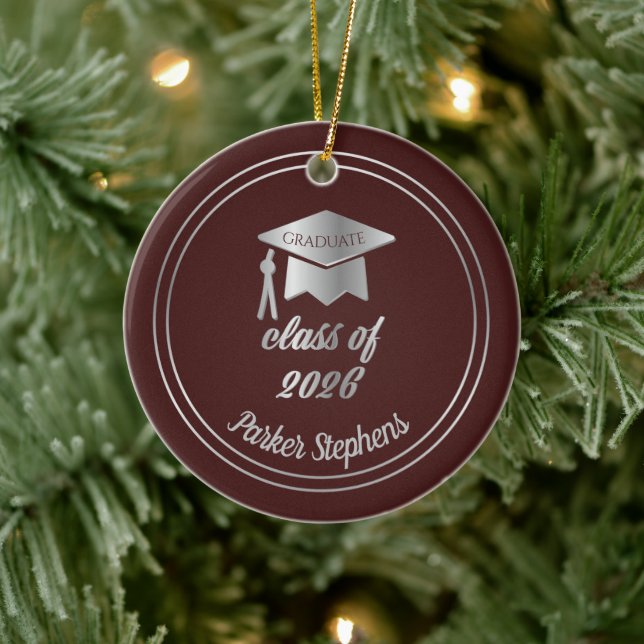 Maroon Silver Graduate Cap Abschluss 2023 Foto Keramik Ornament (Baum)