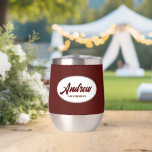 Maroon Stylized Wedding Trauzeuge Name<br><div class="desc">Gönnen Sie Ihrem Hochzeitsreisenden einen Trauzeuge mit diesem personalisierten Edelstahl-Edelstahlwascher,  der in einem weißen,  ovalen Design in einem stilisierten Drehbuch seinen Namen trägt. Hintergrundfarbe und Skript ist maroon. Personalisieren Sie Ihren Weinwäscher,  indem Sie den Namen mit dem gewünschten Namen bearbeiten und ersetzen. Erhältlich in vielen beliebten Hochzeitsfarben.</div>