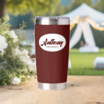 Maroon Stylized Wedding Trauzeuge Thermobecher<br><div class="desc">Verschenken Sie Ihrem Trauzeuge diesen personalisierten,  rostfreien Edelstahl,  Thermalwäscher mit seinem Namen in stilisierter Schrift in einem weißen ovalen Design. Hintergrund und Skript sind eine trendige Maronfarbe. Personalisieren Sie Ihren thermischen Schuster,  indem Sie den Namen des Trauzeugen mit dem gewünschten Namen bearbeiten und ersetzen.</div>