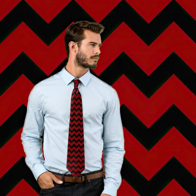 Maroon und Black Zig Zag Stripte Krawatte (Man models a maroon and black chevron pattern tie. Background matches tie.)