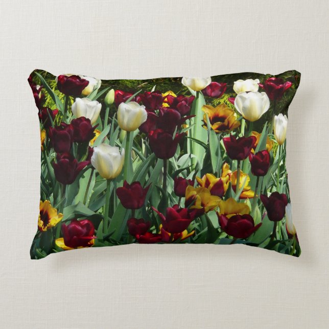 Maroon und Gelbe Tulips farbenfrohe Blumen Zierkissen (Vorderseite)