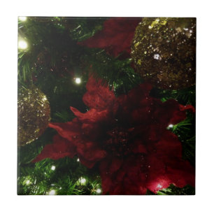 Maroon- und Gold-Weihnachtsbaum I Feiertagsfoto Fliese
