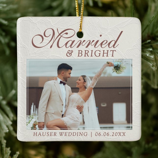 Married and Bright Photo Keepsake Wedding Keramikornament (Capture the love from your wedding day with this Married and Bright Photo Keepsake Wedding Ornament!)