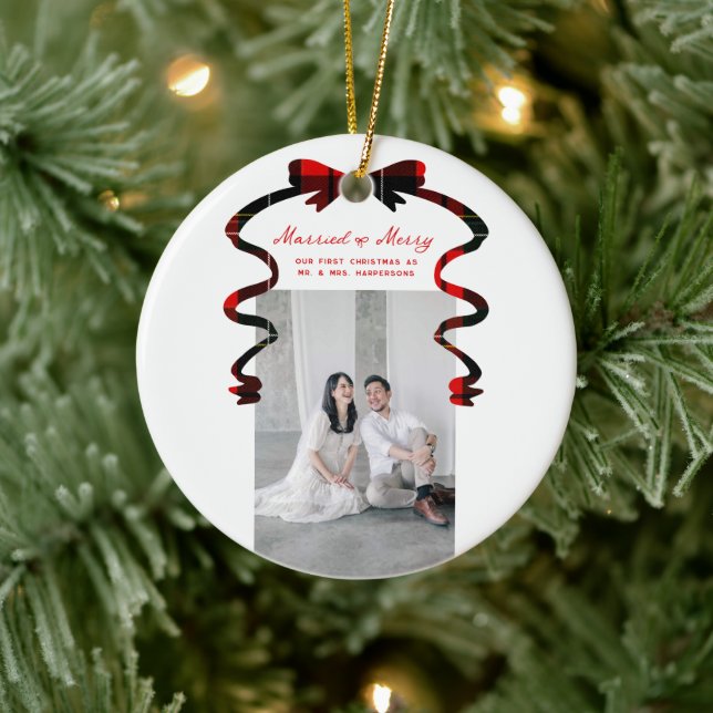 Married and Merry Bow Photo Christmas Newlyweds Keramik Ornament (Baum)
