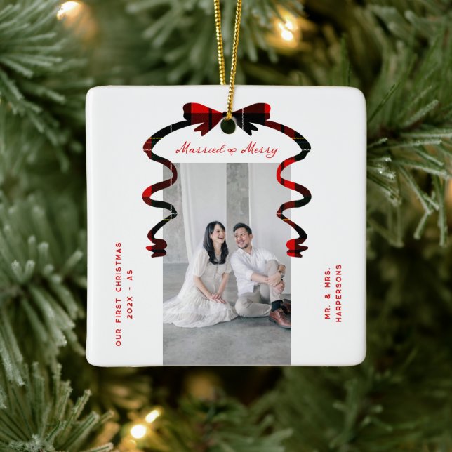 Married and Merry Bow Photo Christmas Newlyweds Keramikornament (Baum)