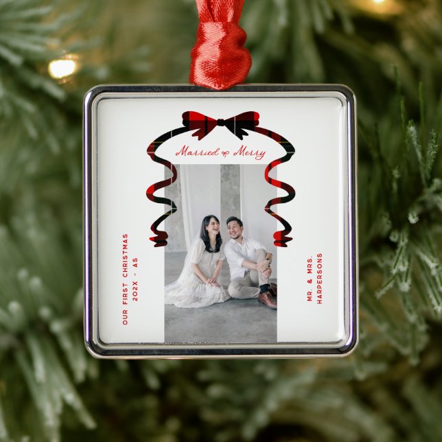 Married and Merry Bow Photo Christmas Newlyweds Ornament Aus Metall (Baum)