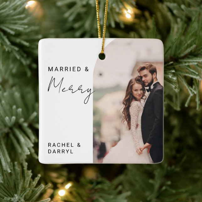 Married and Merry Photo Minimal Script Elegant Keramikornament (Baum)