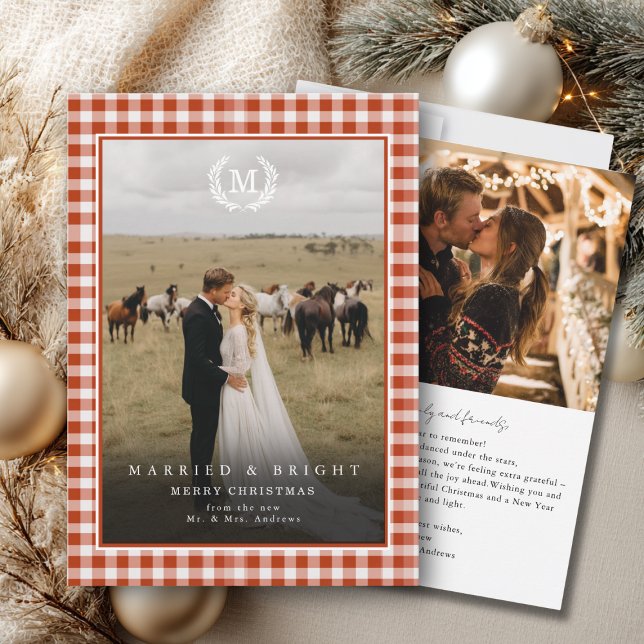 "Married & Bright" Gingham-Monogrammwappen 2 Fotos Dankeskarte ("Married & Bright" Gingham Monogram Crest 2 Photo Thank You Card)