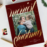 Marroon fröhlichste Weihnachtskalligraphie ein Fot Folien Feiertagskarte<br><div class="desc">💌 Teilen Sie die Liebe und verbreiten Sie Feiertag fröhlich mit meiner durchdachten Grußkarte. Diese Karte ist eine Leinwand für Ihre Urlaubswünsche an Freunde, Familie und Unis. Ich habe die faszinierenden Designs geschmückt und das hat meine gesamte Ferienkollektion bestimmt. Ich hoffe, dass Sie die Karten und Sammlung so viel wie...</div>