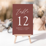 Marsala Hochzeit im Herbst Tischnummer<br><div class="desc">Elegante Hochzeitskarte mit einem modernen Kalligrafieschrift mit Tischnummer,  Namen und Hochzeitsdatum,  die auf einem marsala Hintergrund in weißer Schrift dargestellt ist. Die Marsala-Tischnummer ist ideal für Spätsommer und Hochzeiten im Herbst. Entworfen,  um sich mit unserer romantischen Herbstblumenhochzeit-Kollektion abzustimmen.</div>