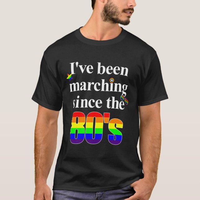 Marschierende LGBT Achtzigerjahre des Gay Pride- T-Shirt (Vorderseite)