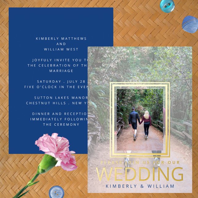 Marseille Bleu Modernes Minimales Foto Hochzeit Folieneinladung (These Marseille Bleu Modern Wedding Invitations are printed with accents of real gold foil)