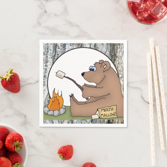 Marshmellows, die geröstet werden, tragen Papierse Serviette (Beispiel)