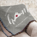 Martha's Vineyard Zuhause Town Personalisiert Decke<br><div class="desc">Zeigen Sie den Stolz der Heimatstadt auf diese niedliche, rustikal-graue Werftdecke mit "Zuhause" in weißer Kalligrafie-Schrift, in der eine Silhouette des Martha-Weingartens mit dem Buchstaben "O" stehend ist. Eine rote Herzanzeige in der Staat-Karte vervollständigt das Design; Sie können die Herzposition in Ihrer Zuhause-Stadt ändern, indem Sie das Design-Tool öffnen und...</div>