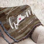Martha's Vineyard Zuhause Town Personalisiert Wood Decke<br><div class="desc">Zeigen Sie den Stolz der Heimatstadt auf diese niedliche rustikale Imitat Holzdecke mit "Zuhause" in weißer Kalligrafie-Schrift, die mit einer Silhouette von Martha's Vineyard für den Buchstaben "O" stehend ist. Eine rosa Herzillustrierung in der Staat-Karte vervollständigt das Design; Sie können die Herzposition in Ihrer Zuhause-Stadt ändern, indem Sie das Design-Tool...</div>