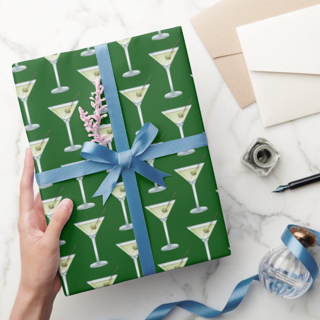 Martini-Drinks auf grünem Hintergrund Geschenkpapier (Schenken)