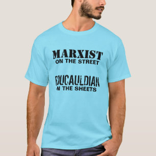 Marxist auf der Straße/dem Foucauldian in den T-Shirt