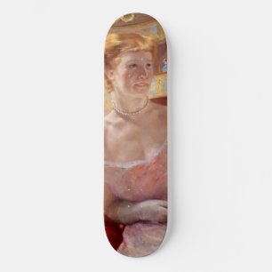 Mary Cassatt - Frau mit Perlenkette in einer Loge Skateboard