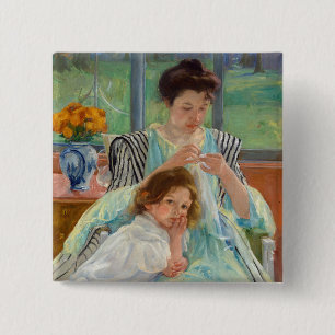 Mary Cassatt - Junge Mutter beim Nähen Button