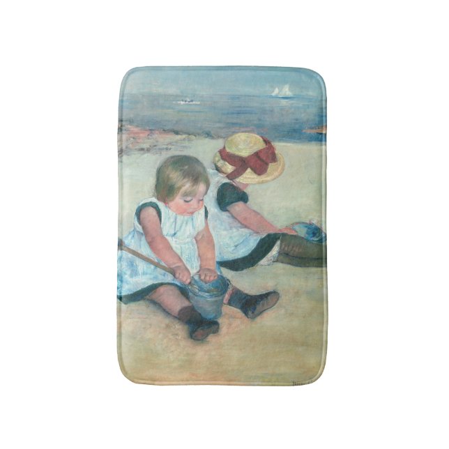 Mary Cassatt - Kinder, die am Strand spielen Badematte (Vorderseite Vertikal)