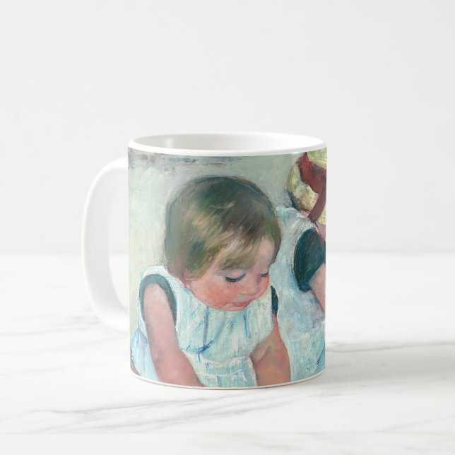 Mary Cassatt - Kinder, die am Strand spielen Kaffeetasse (Vorderseite Links)