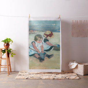 Mary Cassatt - Kinder, die am Strand spielen Stoff