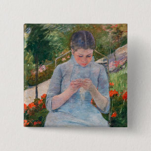 Mary Cassatt - Mädchen beim Nähen im Garten Button