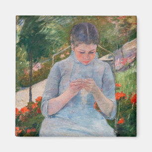 Mary Cassatt - Mädchen beim Nähen im Garten Magnet