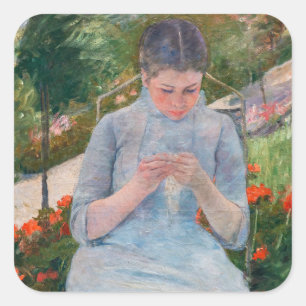 Mary Cassatt - Mädchen beim Nähen in einem Garten Quadratischer Aufkleber