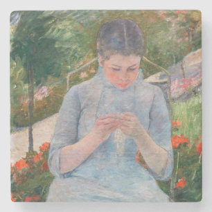 Mary Cassatt - Mädchen beim Nähen in einem Garten Steinuntersetzer