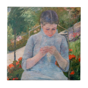 Mary Cassatt - Mädchen nähen im Garten Fliese